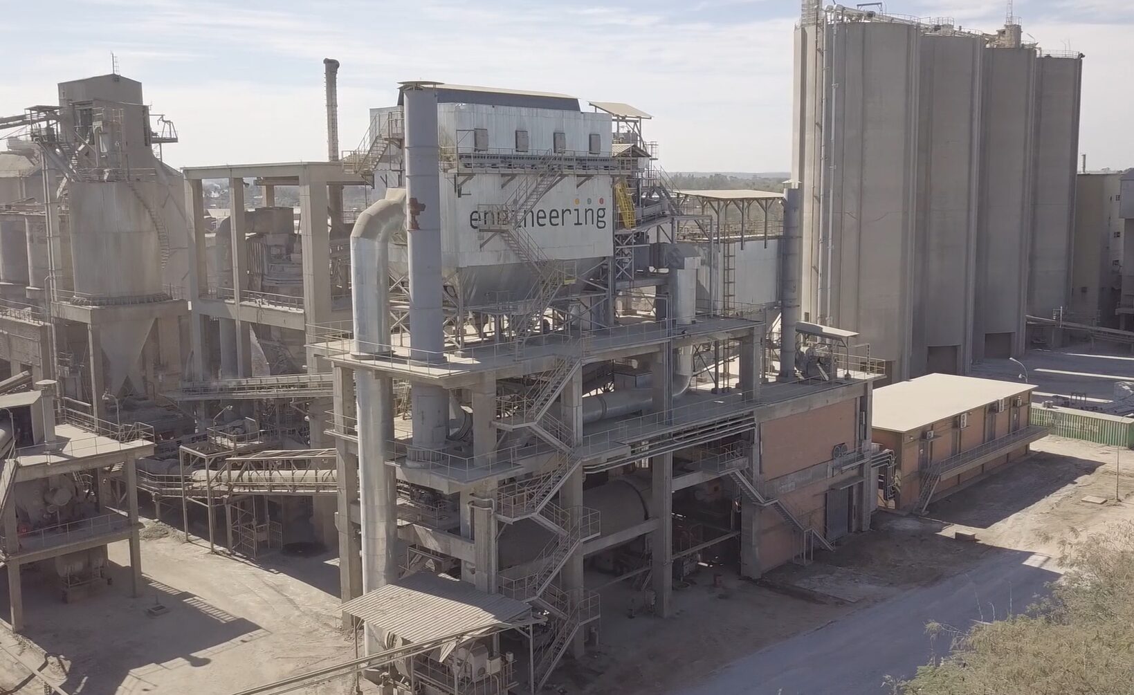 Vista aérea de planta industrial moderna no Paraguai